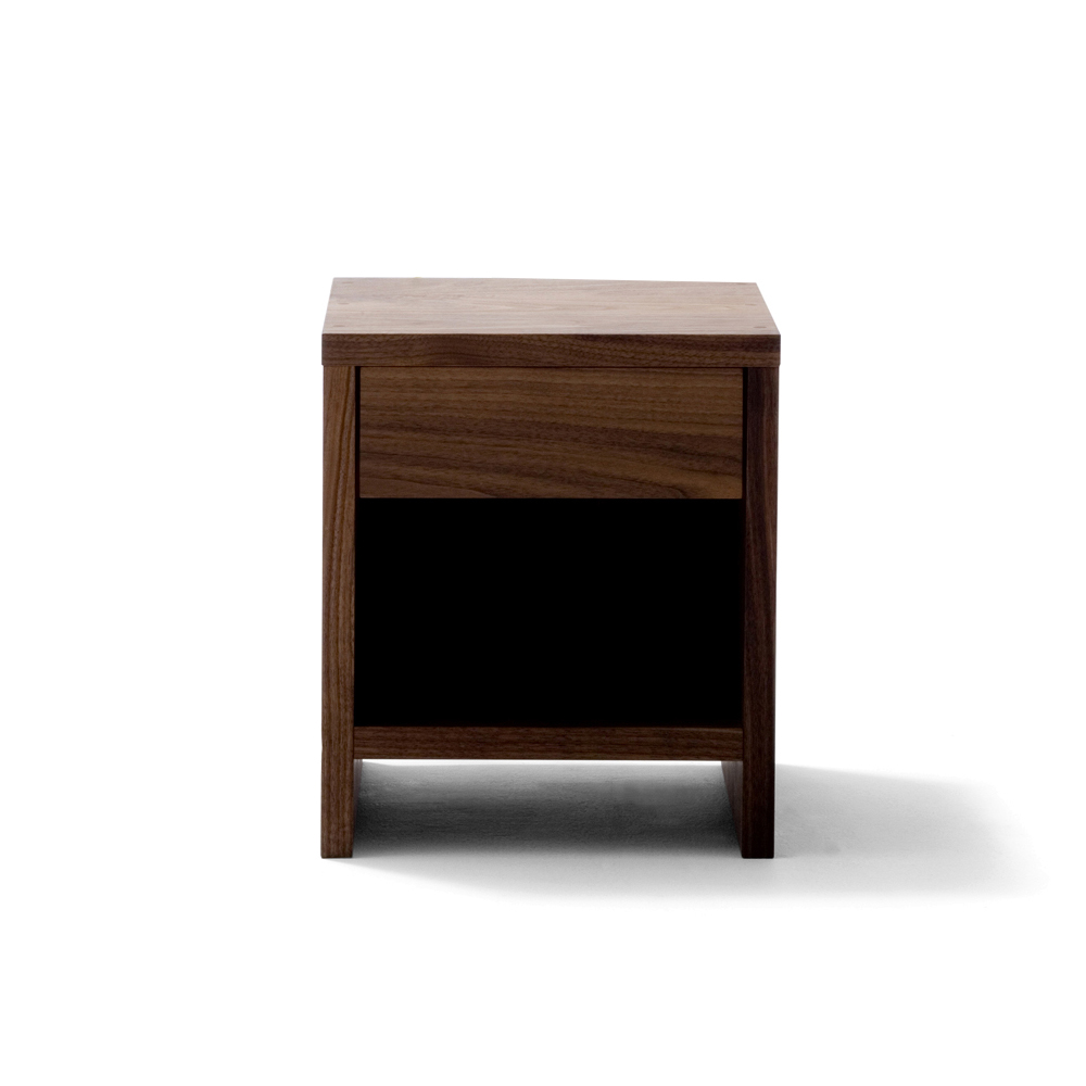 ベッドを快適にする機能性に富んだベッドサイドテーブル｜大塚家具