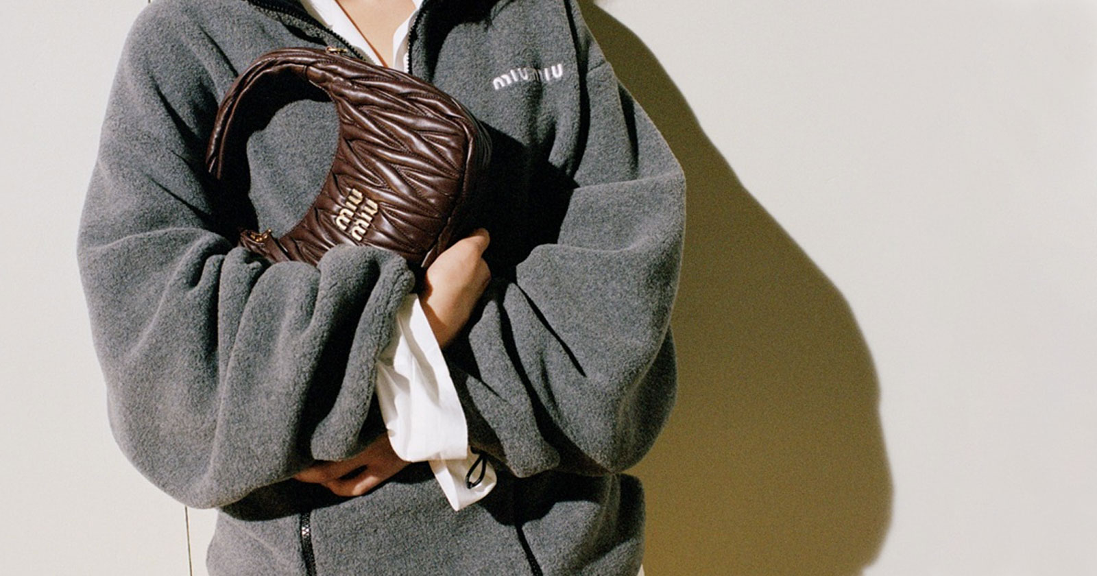 miu お値下げMIUMIUベアトップス miu ホワイト ベアトップ シャツ