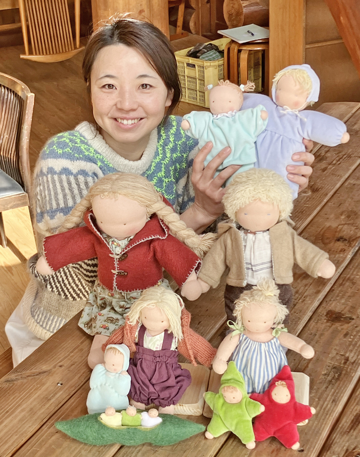 羊毛などの天然素材「ウォルドルフ人形」 創作励む伊賀市の岡崎さん