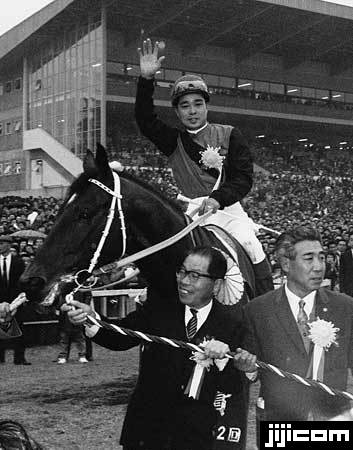 ◎シンザン 第52回天皇賞・優勝し、ファン…：時代を駆け抜けた名馬