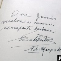 チェ・ゲバラの霊廟（れいびょう）で…：若き日のフィデル・カストロ氏