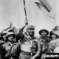 チェ・ゲバラの霊廟（れいびょう）で…：若き日のフィデル・カストロ氏