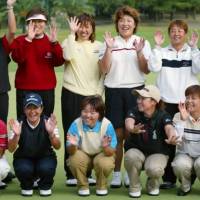 第1回女子W杯ゴルフに優勝し、優勝トロフィー…：女子ゴルフ・宮里藍