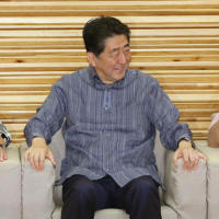 自民党竹下派の政治資金パーティーで、壇上で撮影に応じ…：茂木敏充氏