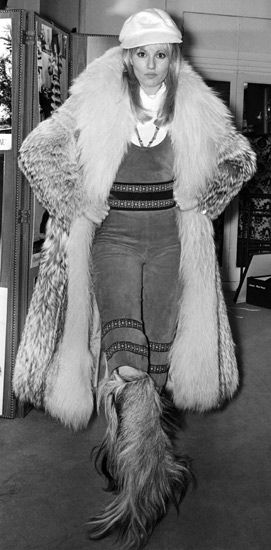 毛皮コート姿でポーズをと…：フランス女優 ミレーヌ・ドモンジョさん