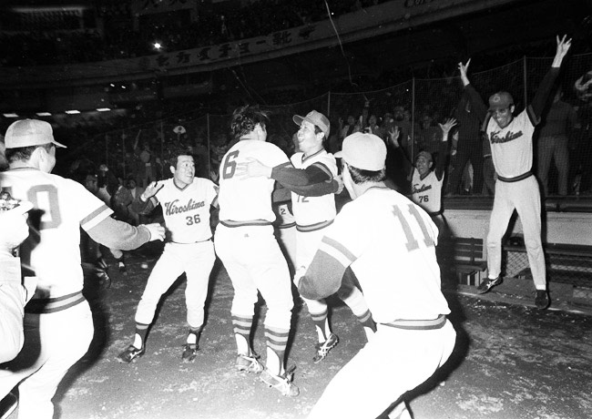 プロ野球セ・リーグで初優勝し、ナインと抱き合っ…：広島カープの優勝