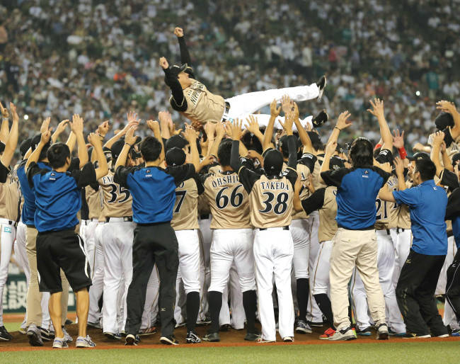 4年ぶりにパ・リーグ優勝を決め、胴上げされる日…：日本ハムの優勝