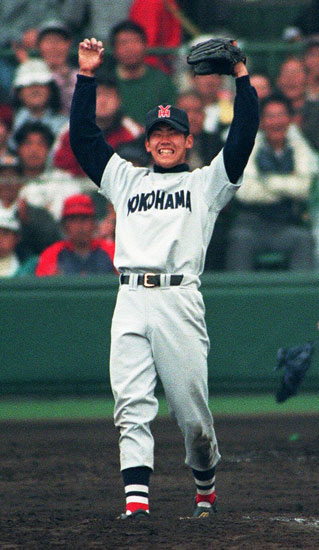 選抜高校野球で優勝を決め、ガッツポーズす…：「平成の怪物」松坂大輔