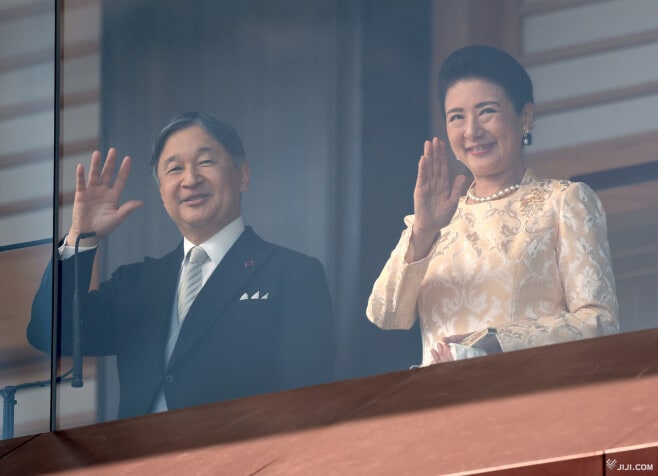 画像・写真：手を振られる天皇、皇后両陛下：時事ドットコム