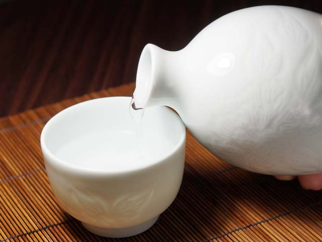 手ロクロ、手彫りの白磁酒器セット 白磁牡丹彫り