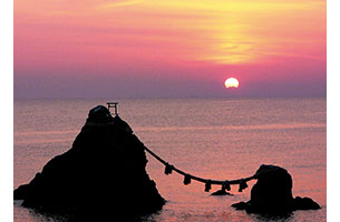 朝日が重なり照らし出す霊峰富士と夫婦岩の共演|日本の絶景 JTB 感動の