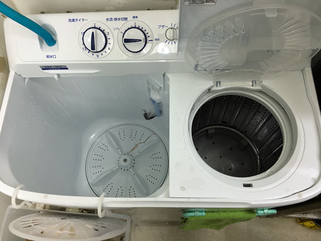 新しい洗濯機がやって来た、ヤーヤーヤー。今度も二層式だよ。 | 小松