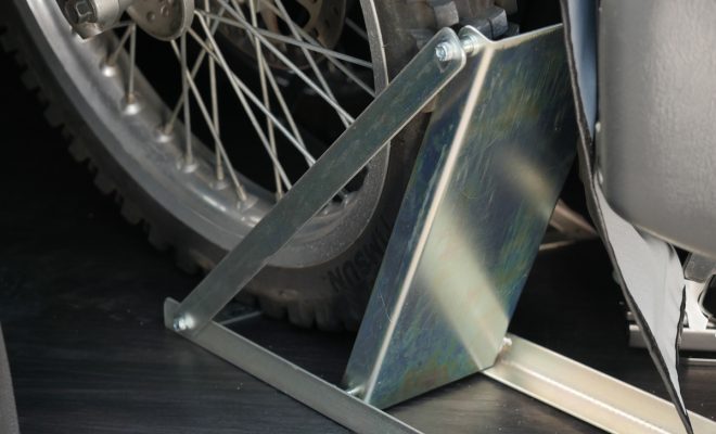 バイクトランポに必須アイテム！置くだけのESタイヤストッパーで