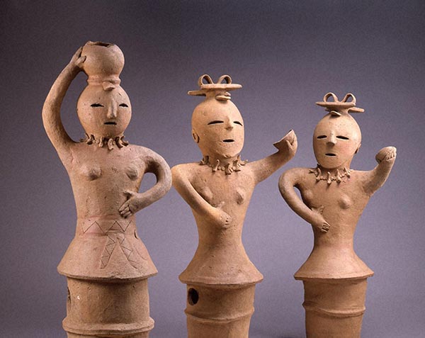 中国古美術・旧蔵の三彩陶器、静かに立つ嘶く駱駝の上の仕女俑