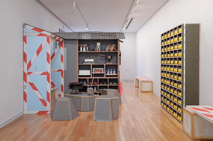 トム・サックス ティーセレモニー[展示風景]｜東京オペラシティアート