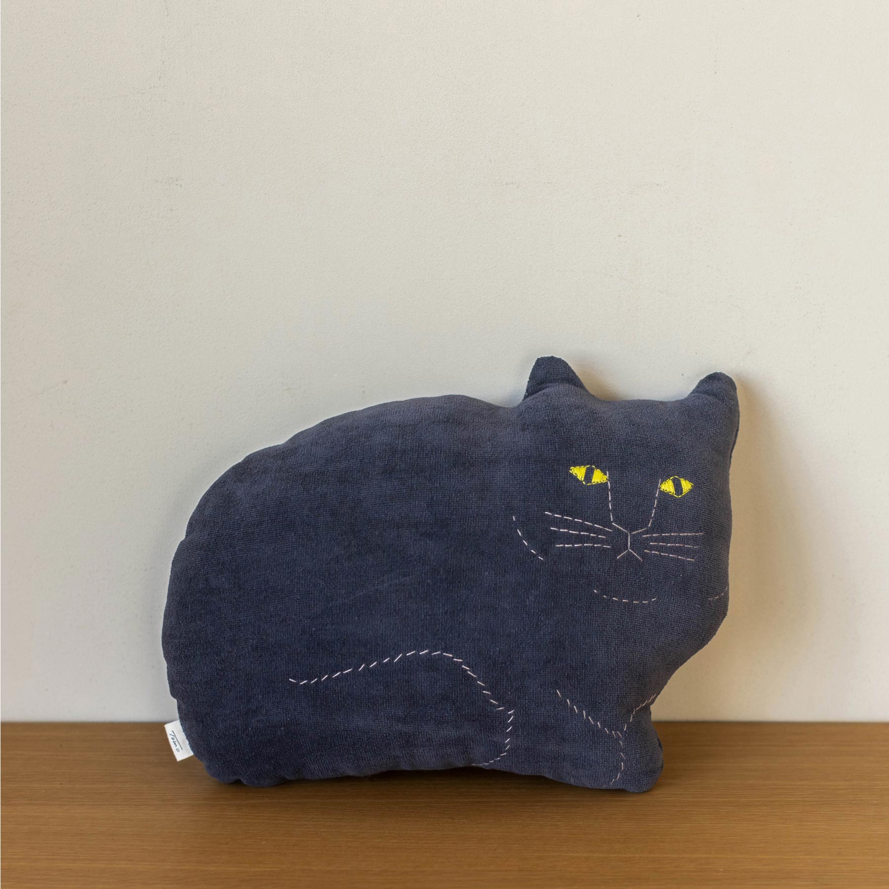 Tomotake ネコのクッション｜オブジェ・ぬいぐるみ｜オルネ ド