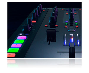 Native InstrumentsのDJミキサー、TRAKTOR KONTROL Z2のご紹介です。