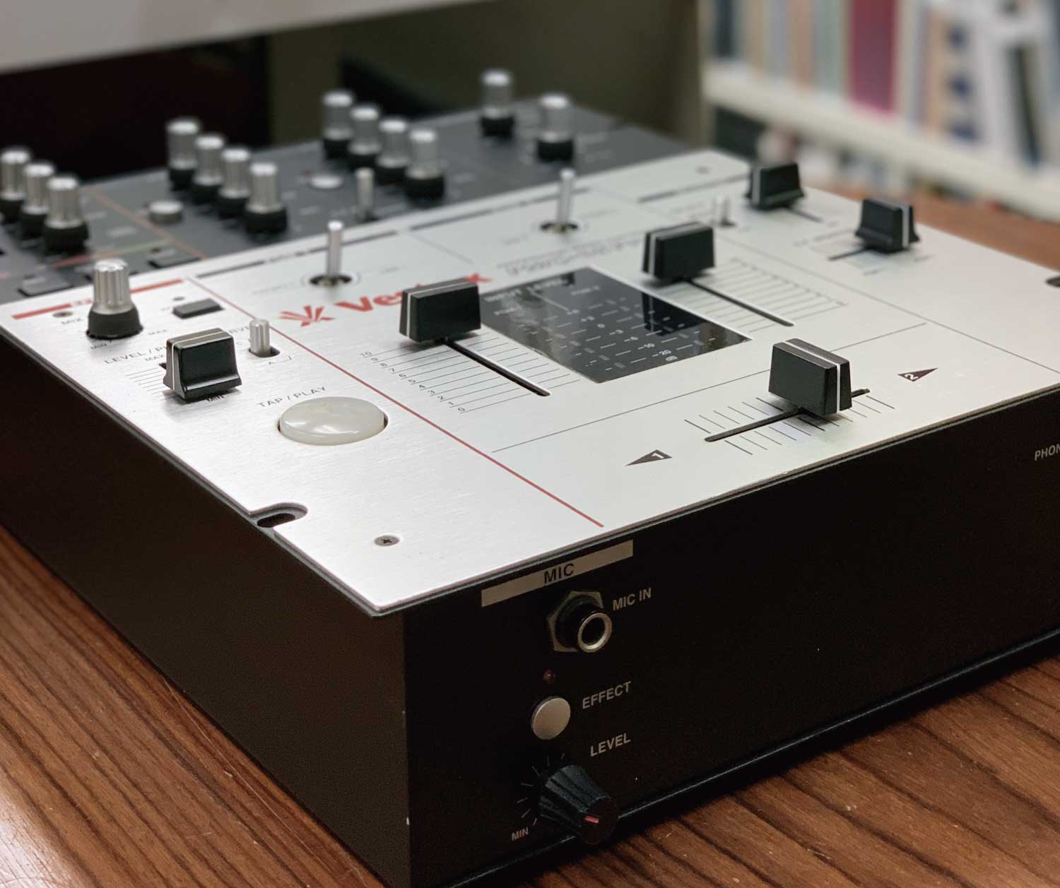 中古品のVestaxのDJミキサー、PMC-05ProSLのご紹介です。