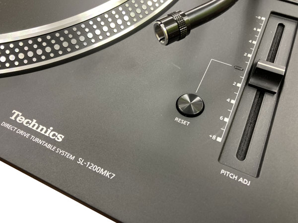 DJターンテーブルの新たな世界標準を目指すSL-1200MK7の中古品です。