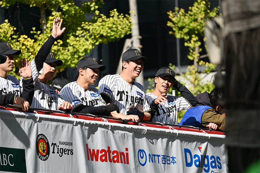 阪神・佐藤輝明「50本打って！」に笑顔…御堂筋のタイガース優勝