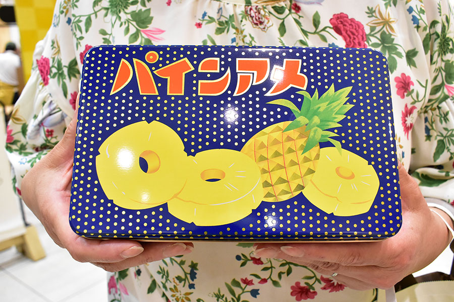 SNSで話題の「復刻パインアメ缶」、阪神梅田での販売に行列 | Lmaga.jp
