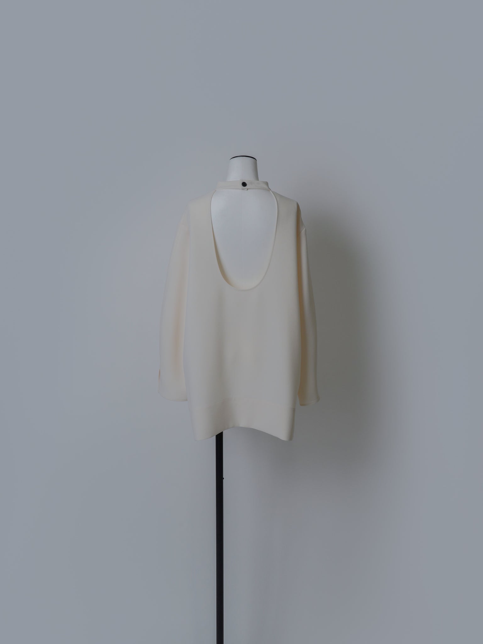 2025AW PRE ORDER】BACK OPEN BLOUSE – LOHEN