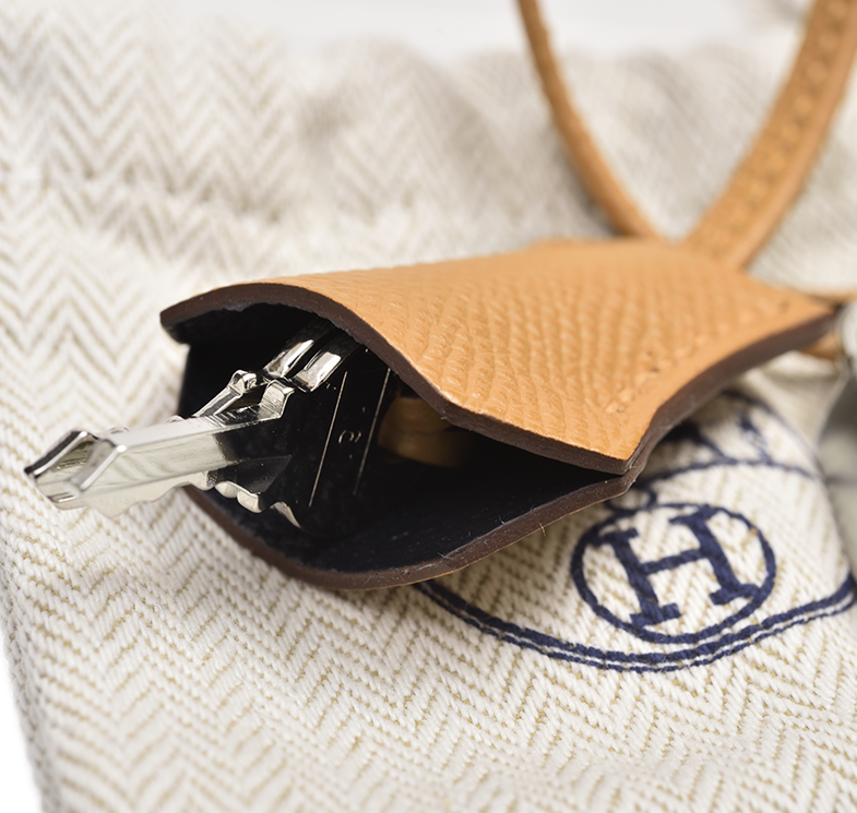 ケリーカザック”特別仕様のボックスと保存袋で織りなすプレミアム