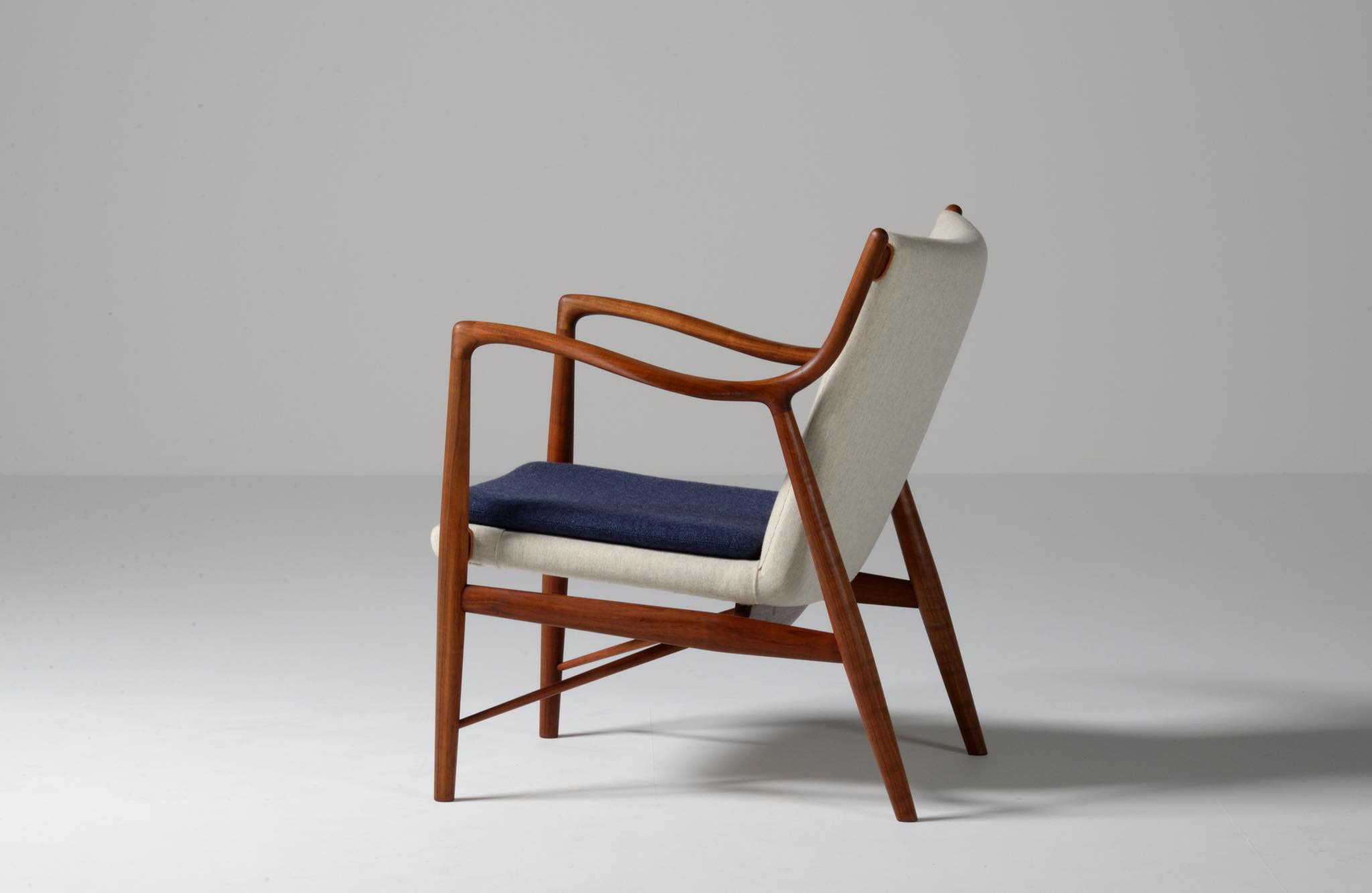 Finn Juhl NV45 in Walnut from arch.Knud Blach Petersen｜Luca