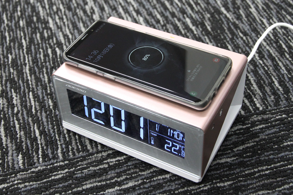 置くだけでスマホ充電可能クロック【ワイヤレスチャージングクロック】