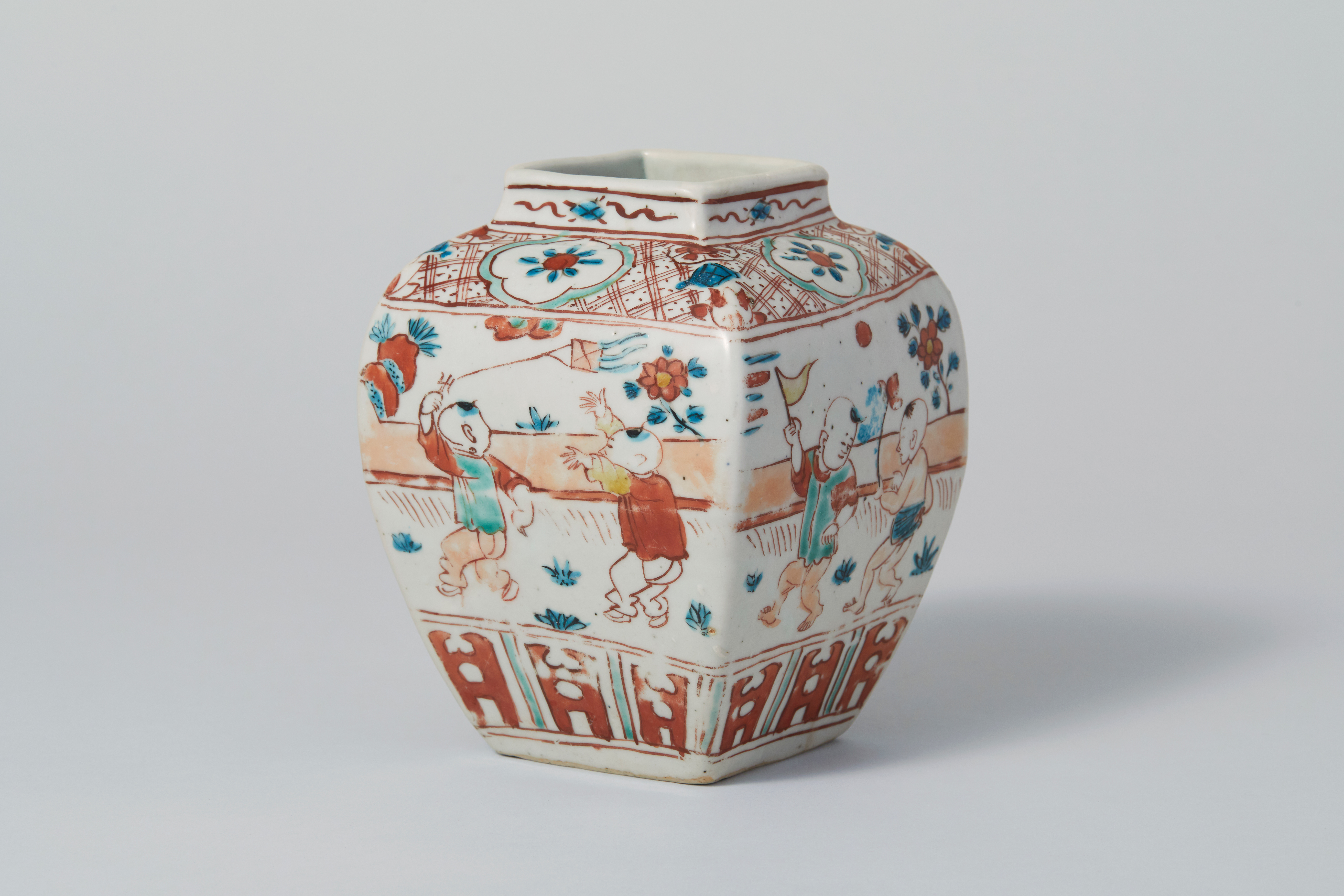 五彩唐子文方壺（古赤絵）