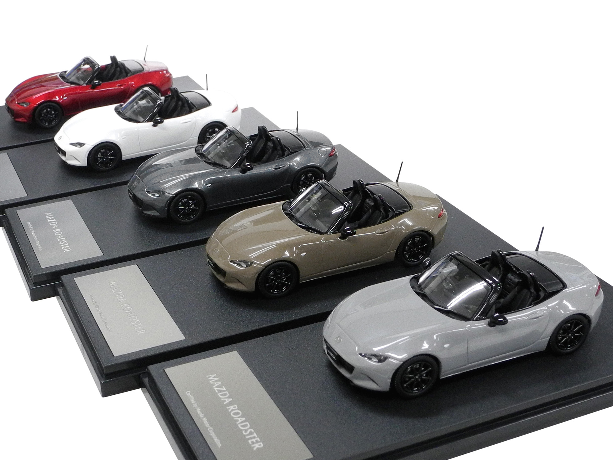 ROADSTER S Leather Package（2024） モデルカー 1/43