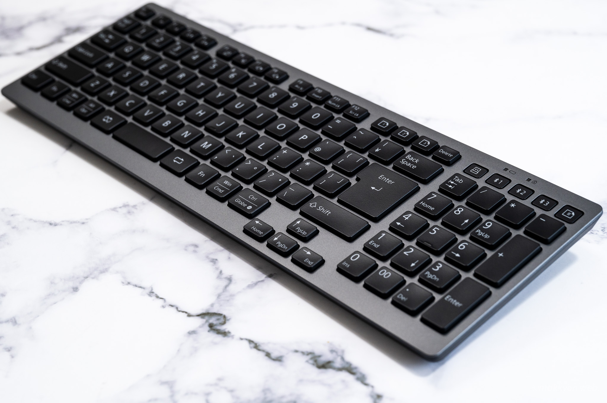 富士通の静音ワイヤレスキーボード！マルチデバイスで4台まで繋げるFMV