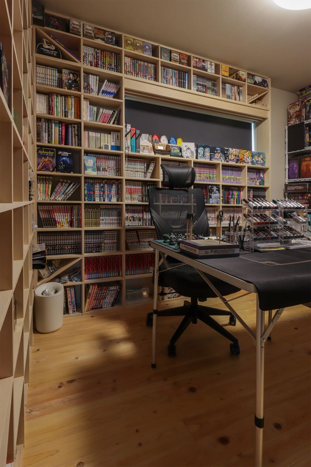 クリエイティブな漫画部屋 – Shelf 壁一面のコミック本棚 奥行180mm