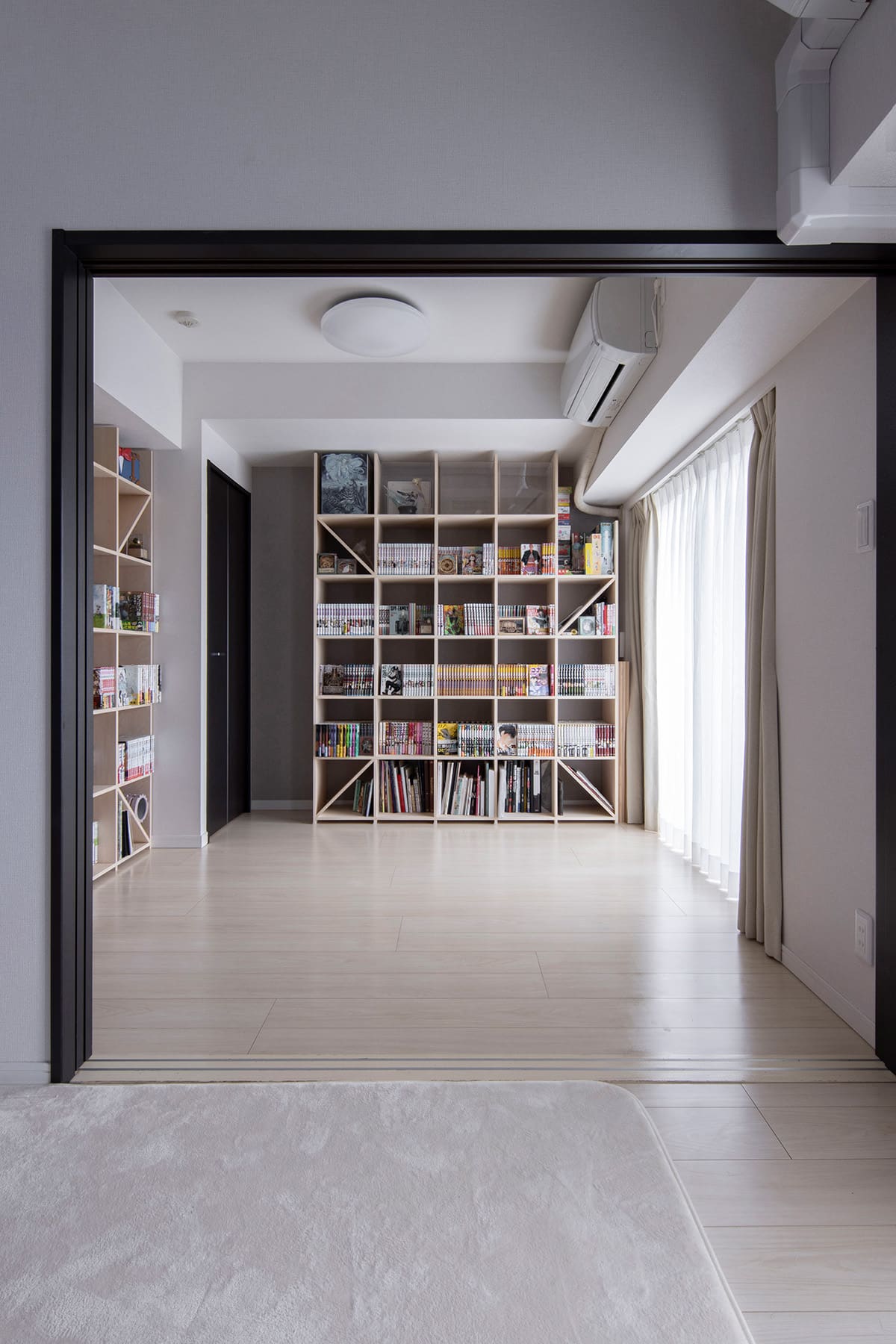 大量のコミック本を収納する – Shelf 壁一面の本棚 奥行350mm