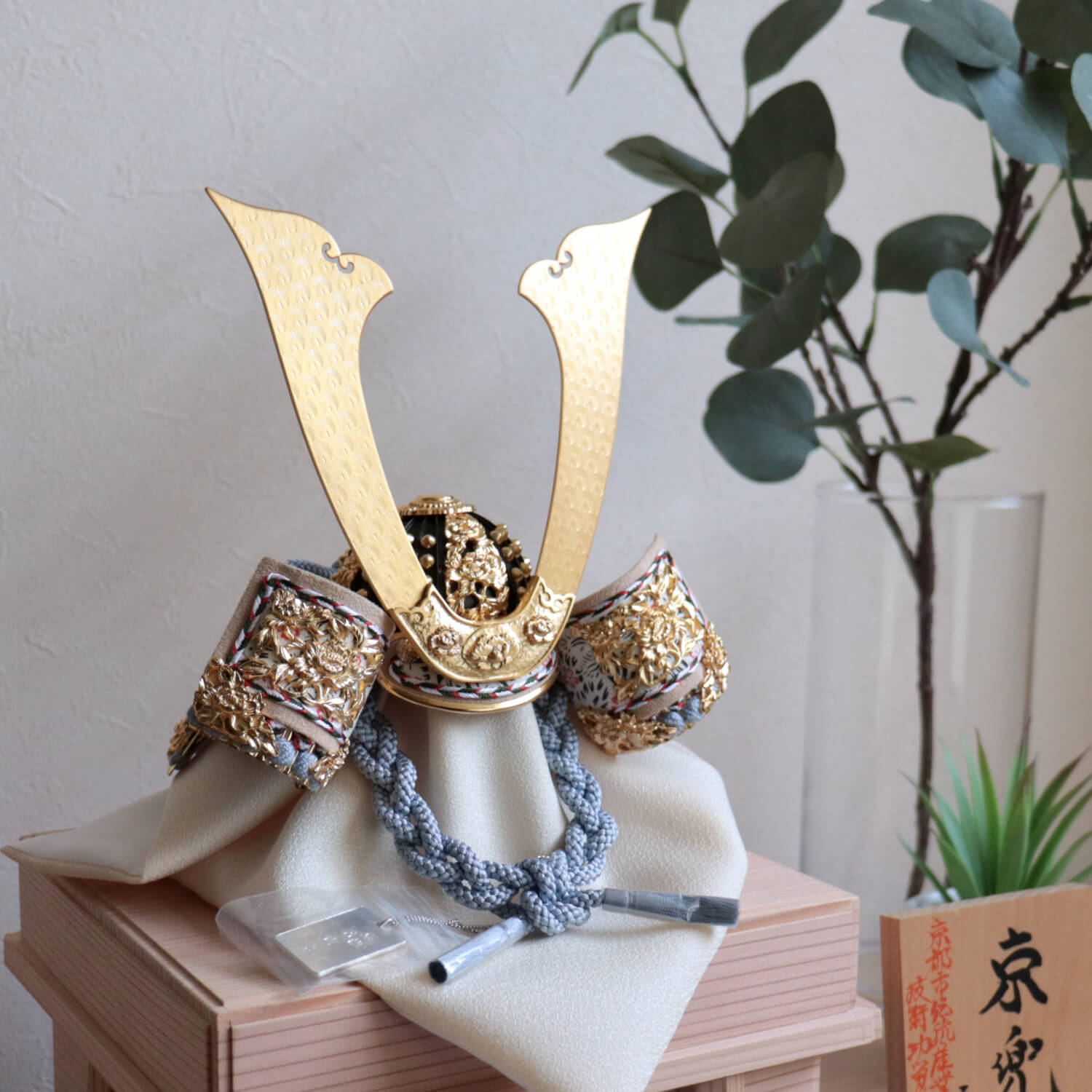 京都・平安武久作 京8号 薄水色糸縅 三つ編み 本金箔押小札 杉製唐櫃