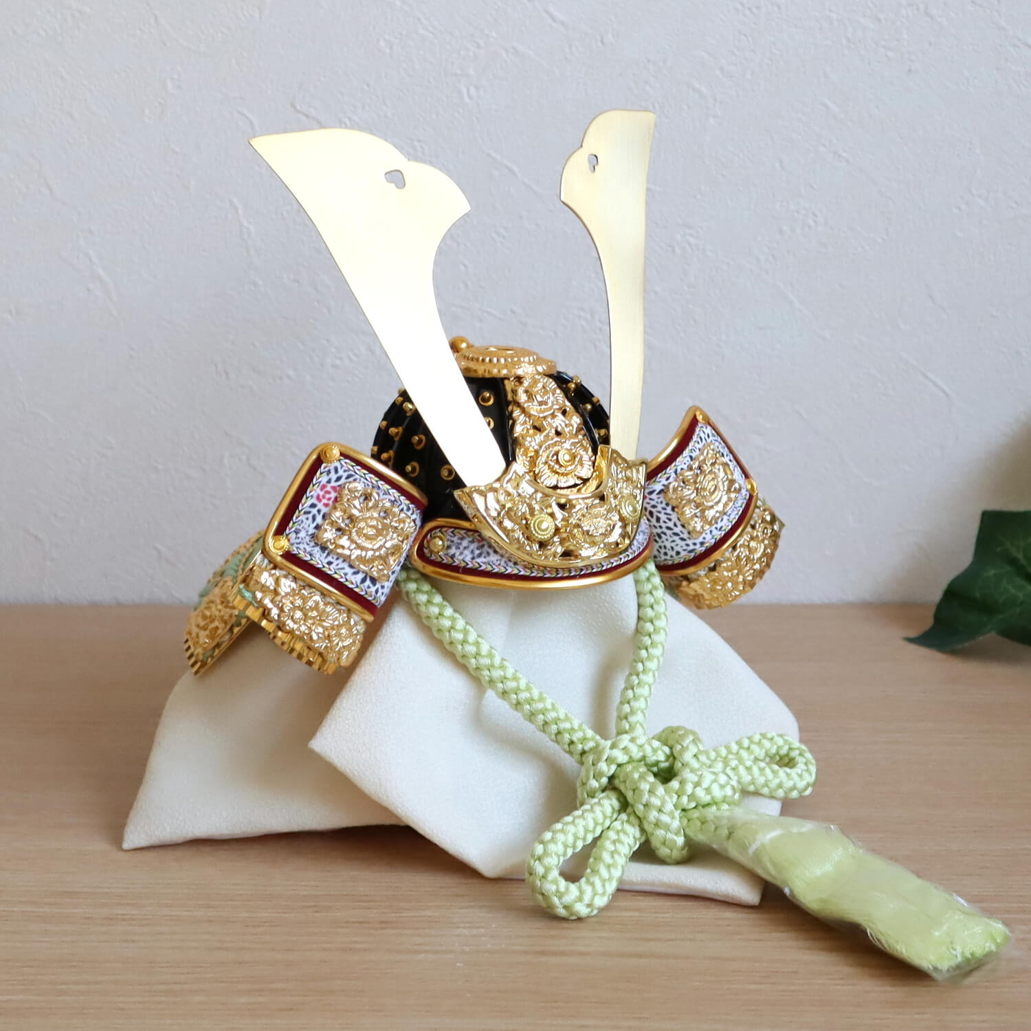 選べる2種類 伝統工芸士 誠山作 淡萌黄/淡黒水 兜 国産桐箱収納飾り 京