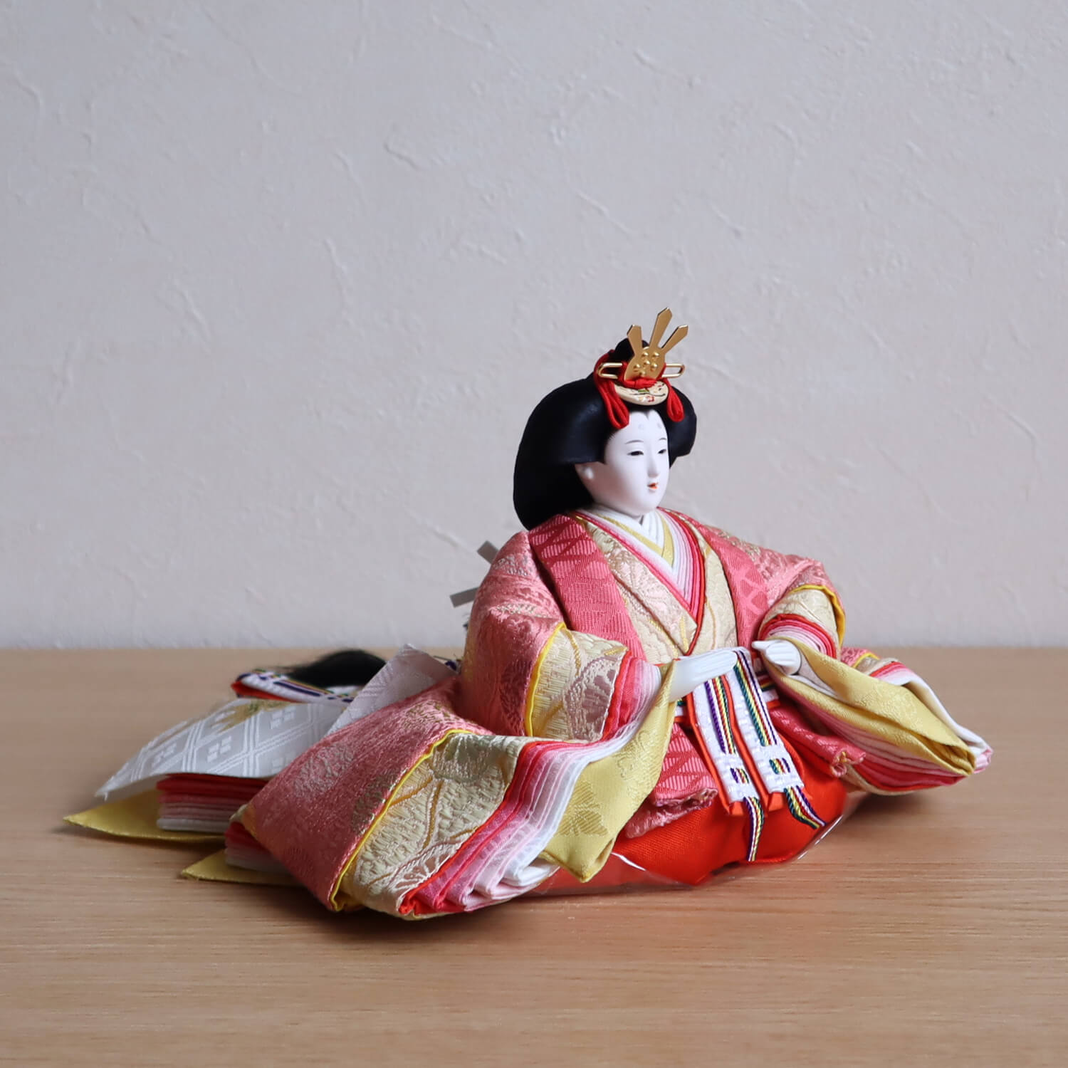 大橋弌峰作 京都 芥子 正絹西陣織有職雛 済美箔屏風 木製燭台 繭紅白梅