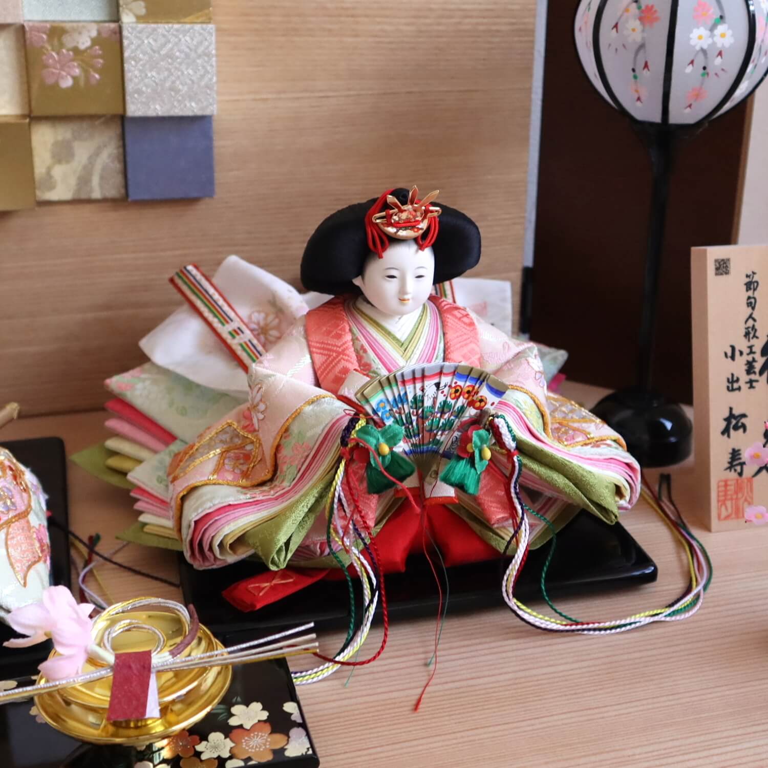 最新作 小出松寿作【増村限定品】四寸おぼこ雛 京刺繍 金駒 「桜刺繍と