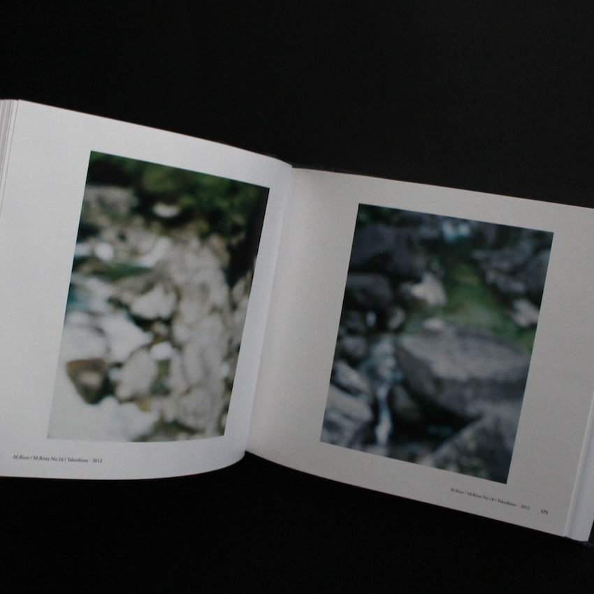 いつも世界は遠く、/ From the Hip（Signed Postcard） - 上田 義彦