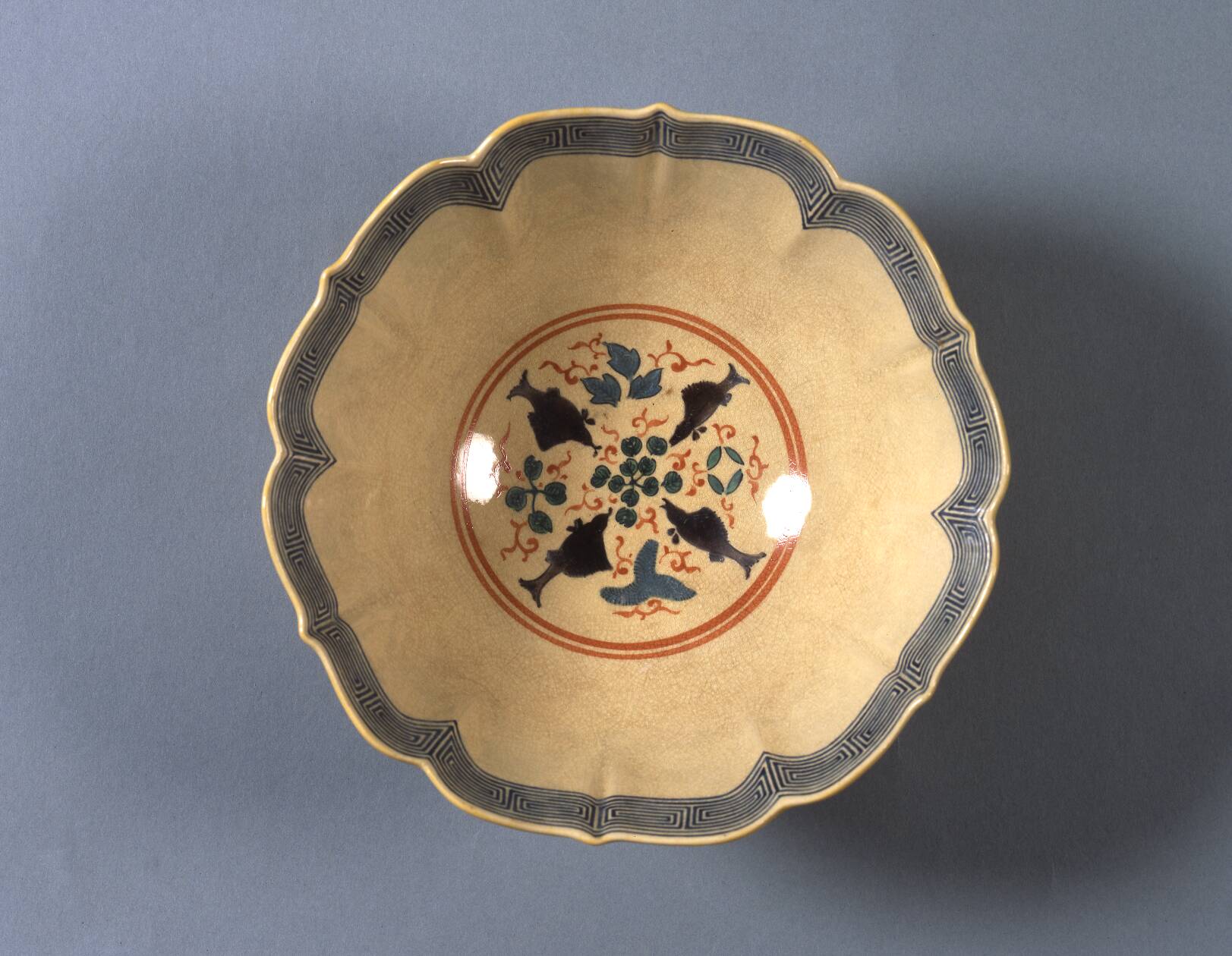 色絵魚藻文輪花鉢 – 兵庫陶芸美術館 収蔵品データベース