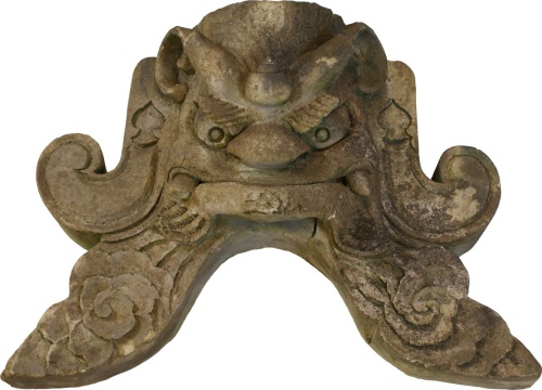 もしかすると貴重な、古い瓦の破片 もしかすると貴重な、古い瓦の破片