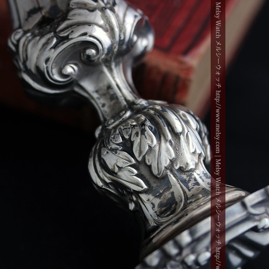 英国ビクトリア朝期の重厚な銀無垢アンティーク燭台1対2本【1900年頃】