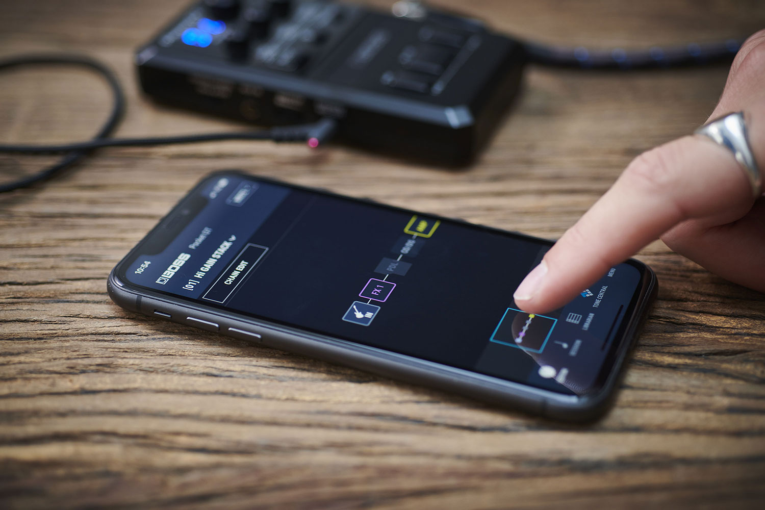 BOSSがYouTubeでセッションを楽しめるポケット・サイズのアンプ