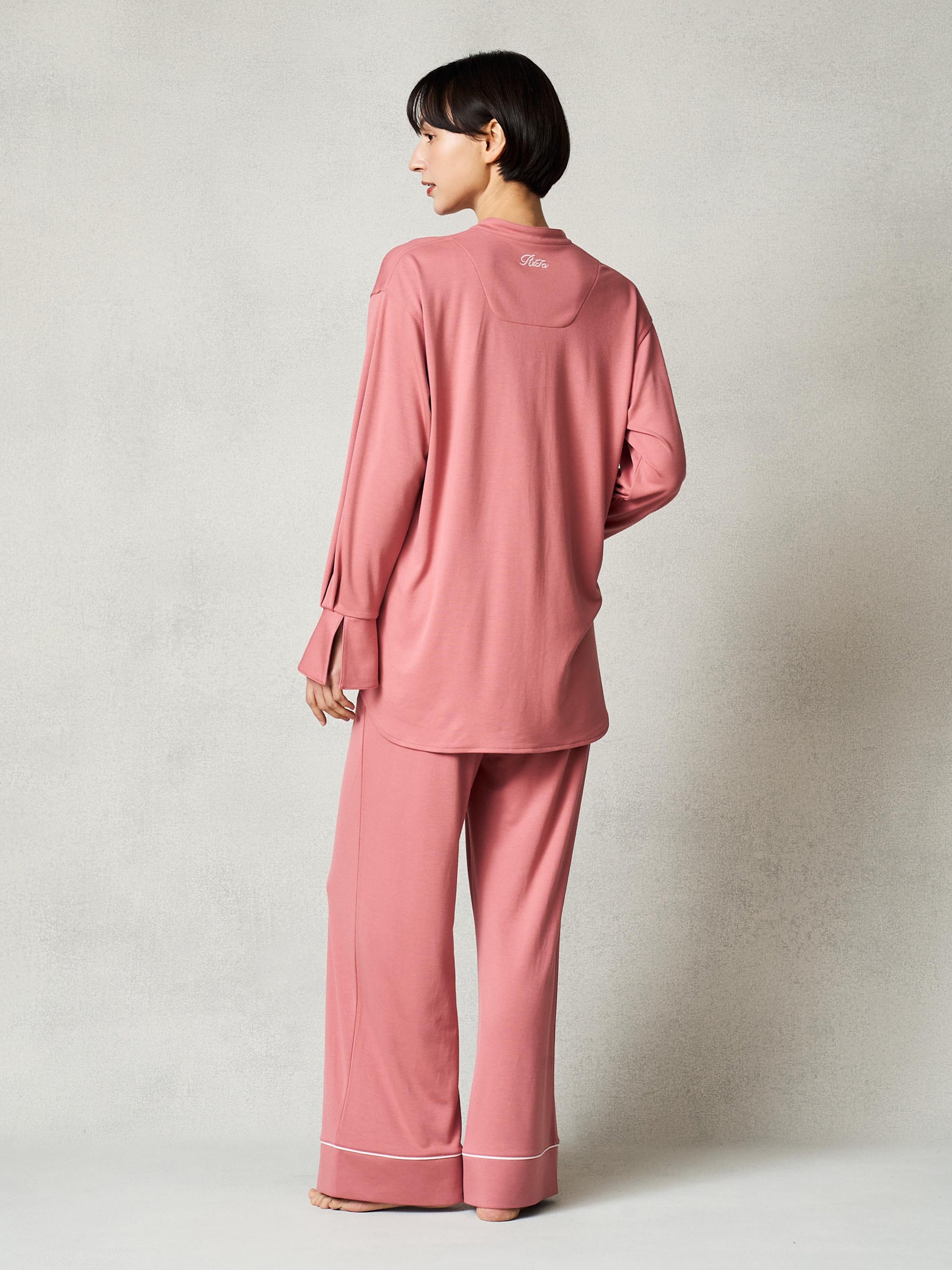 リファバイタルテック モイストスムース スタンドカラースリープウェア