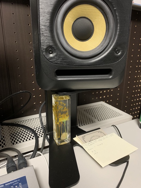 質実剛健なデスクトップ型モニタースピーカースタンド！ K&M