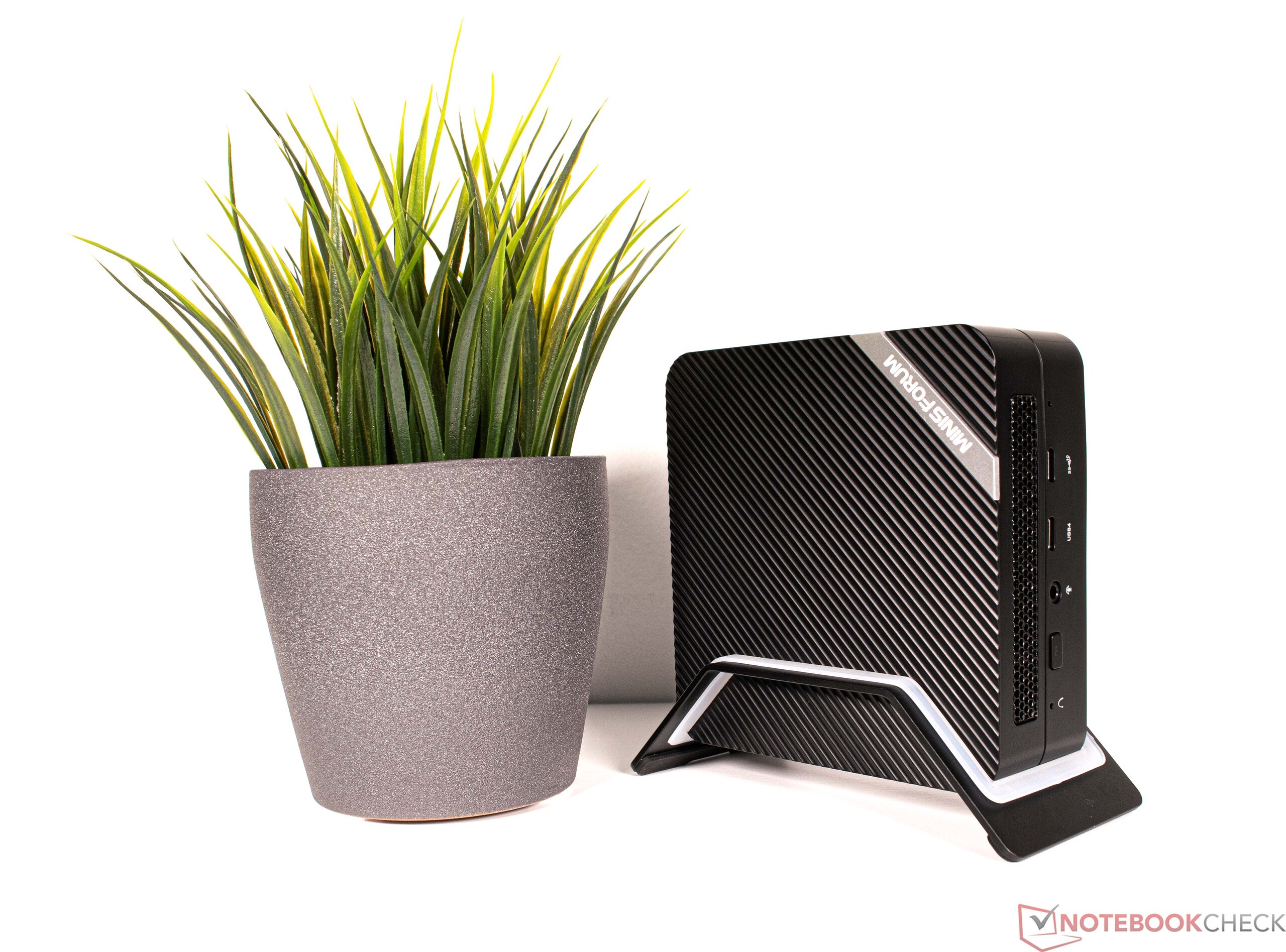 Minisforum Venus Series UM690 desktop review: small office PC with