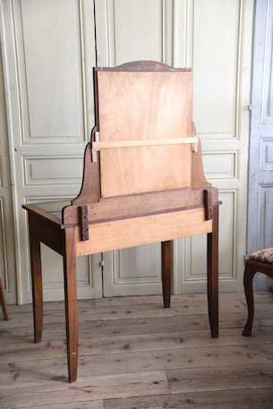 雰囲気ある木製のドレッサー