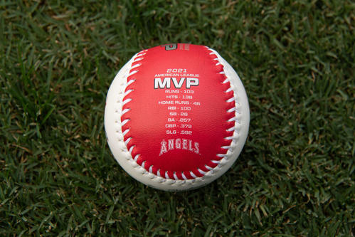 大谷翔平MVP記念ボール販売 本拠地アナハイムの店にグッズ続々