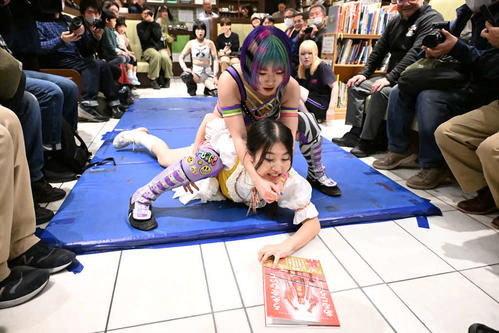 東京女子】「絵本読み聞かせプロレス」開催、らくは馬場さんの本で覚醒