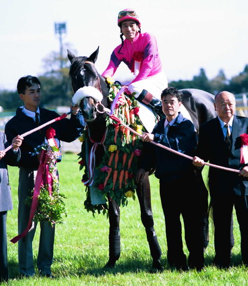 これはレアなのかな」名馬の缶バッジ当たる「ダービー馬列伝くじ」が